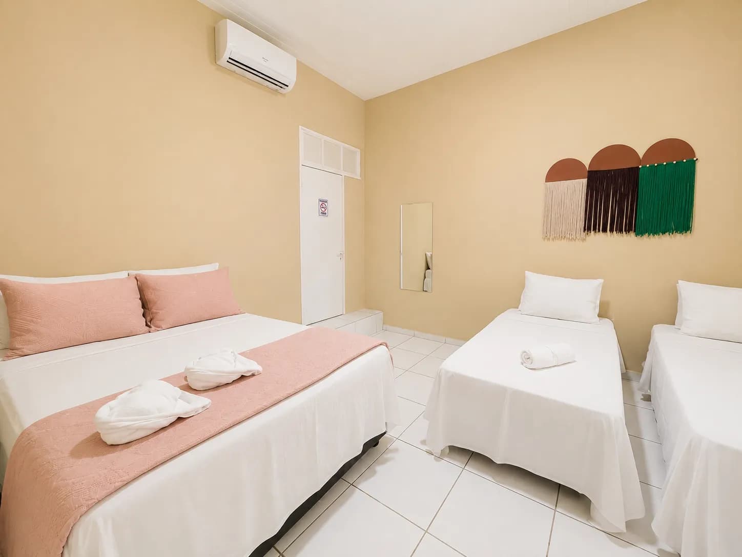 Ambiente do quarto na pousada em Fortaleza